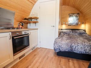 Gander Pod at Salford Court Farm Fishing Cabins