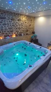 Love hotels Le Ptit Spa de L'Abbaye Suite love et Spa prive : photos des chambres