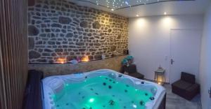 Love hotels Le Ptit Spa de L'Abbaye Suite love et Spa prive : photos des chambres