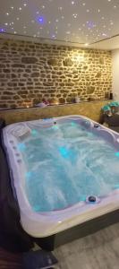 Love hotels Le Ptit Spa de L'Abbaye Suite love et Spa prive : photos des chambres