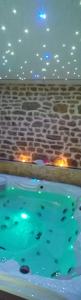 Love hotels Le Ptit Spa de L'Abbaye Suite love et Spa prive : Suite avec Jacuzzi
