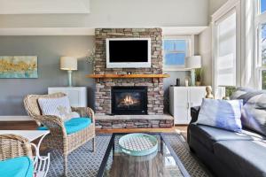 Mountainside Haven: Hot Tub + Steps to Blue