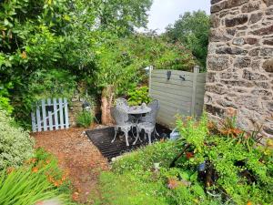 Maisons de vacances Maison de 2 chambres avec jardin clos et wifi a Cleden Cap Sizun a 4 km de la plage : photos des chambres