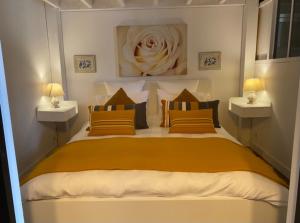 Appartements Dinan « La vie de chateau » manoir XIe parc etang : photos des chambres