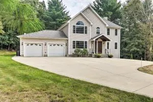 Granby Home with Deck Less Than half Mi to Aldrich Lake! - هوليوك