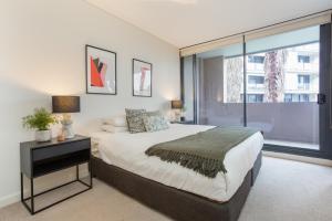 Darling Harbour Apartment near King St Wharf