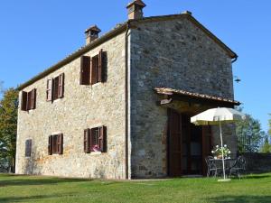 Apartment in Tuscany with Pool and Garden
