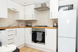Cheltenham-Spacious 2 Bedroom Home-Sleeps 6-Parking-Garden-Wifi