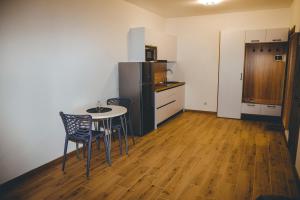 Four Rooms Apartments