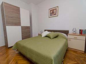 Beautiful three bedroom apartment with a yard and terrace Apartment Zoranica I AE1405