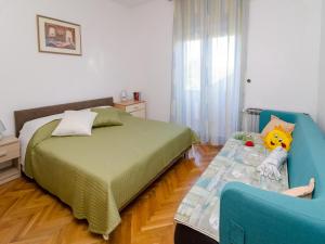 Beautiful three bedroom apartment with a yard and terrace Apartment Zoranica I AE1405
