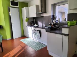 STUDIO CLIMATISE avec MEZZANINE au calme avec terrasse et parking idéalement situé pour tout faire à pied !