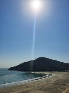 Lindo apto tudo novinho, prédio frente mar