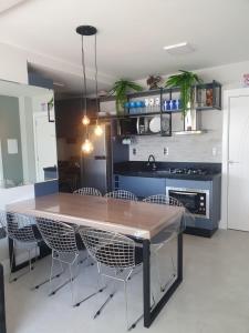 Lindo apto tudo novinho, prédio frente mar