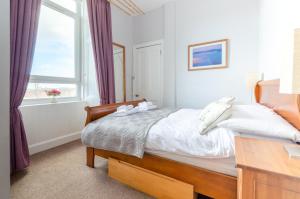 Beautiful City Center 1 Bed Apartment with Park View
