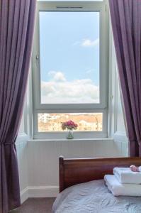 Beautiful City Center 1 Bed Apartment with Park View