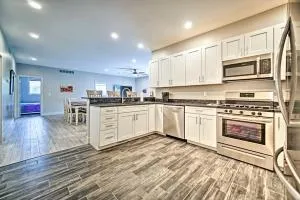 Modern Apartment with Deck 3 Miles to Grass Lake! - Tipton