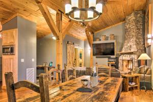 Couples Treehouse Retreat with Hot Tub and Views