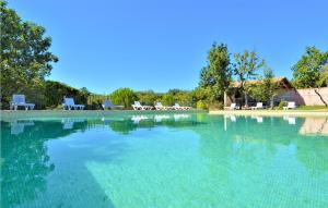 Maisons de vacances Awesome home in Mejannes le Clap with WiFi, 2 Bedrooms and Outdoor swimming pool : photos des chambres