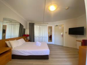 Deluxe Queen Room room in Garden Lodge Sydney Hotel