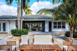 SWAYING PALM BEACH HOUSE Walk to Beach , Marina, Port, las Olas