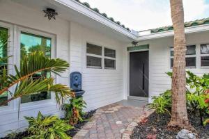 SWAYING PALM BEACH HOUSE Walk to Beach , Marina, Port, las Olas