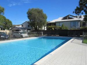 Sixteen at Cape View Escapes