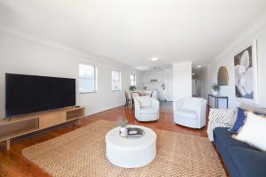 Harbour view huge 2 bedroom entire residence.
