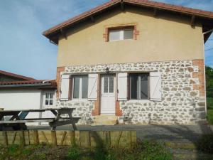 Maisons de vacances Gite Aveizieux, 3 pieces, 5 personnes - FR-1-496-175 : photos des chambres