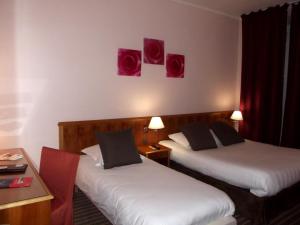 Hotels The Originals Boutique, Grand Hotel Saint-Pierre, Aurillac (Qualys-Hotel) : Chambre Triple Supérieure