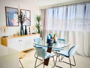 Crows Nest - Executive Penthouse - 3 Bedroom- 5km to City