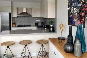 Crows Nest - Executive Penthouse - 3 Bedroom- 5km to City