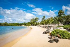 Azuri Ocean Village - Elegant 3-Bedroom Apartment with Private Garden, Beach & Pool Access in Roches Noires - Rivière du Rempart