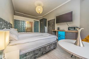 Globetrotter Studios by Victus