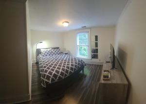 The Dragons Den 5 bedroom house 1 mile to Main St