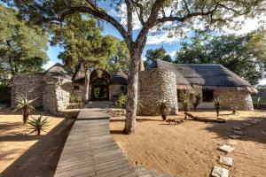 Orpen Road, Manyeleti Private Game Reserve, Hoedspruit, Greater Kruger Park, South Africa.