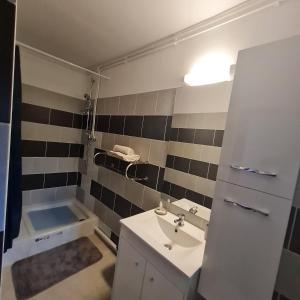 Hotels LE COMMERCE : Chambre Familiale avec Salle de Bains