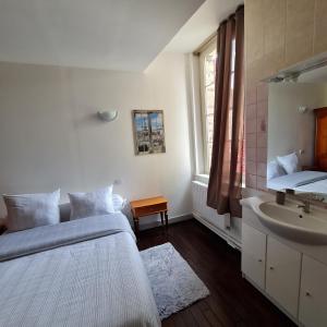 Hotels LE COMMERCE : photos des chambres
