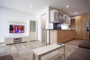 CHALET ADOSADO CON TERRAZA Y AZOTEA