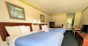 Standard Queen Room with Two Queen Beds - Smoking room in Rodeway Inn