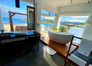 Phòng Deluxe Giường Đôi Với Ban Công và Tầm Nhìn Ra Biển (Deluxe Double Room with Balcony and Sea View)