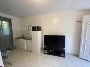 Apartment Sleeps 2 with On-Site Parking