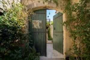 Oinou Strata - Adults Only