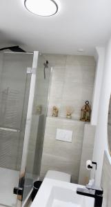 Appartements L’appart[e] BLACK superbe appartement pop ! : photos des chambres