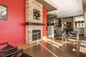 Econo Lodge Inn & Suites