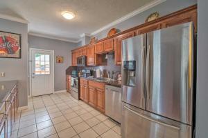 Cozy Family Retreat - 10 Mi to Lake and Trails!