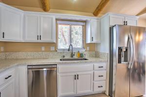 Pet-Friendly Big Bear Cabin about 6 Mi to Ski Resorts!