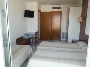Triple Room room in Hostal La Vinya
