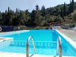 KAMINAKIA Apartments-Adults only -Walk into a tranquil oasis where peace & quiet are woven into every breath -Nestled within a serene evergreen cypress forest, each Apartment opens wide to the endless sea and a sunbathed pool awaits to soothe your senses - 4hvězdičkové hotely ve městě Fiskardo