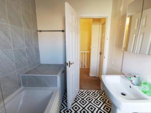 Summer Lane Business Stays 3 Bedrooms 6 Beds Ideal For Longer Stays-Near M1